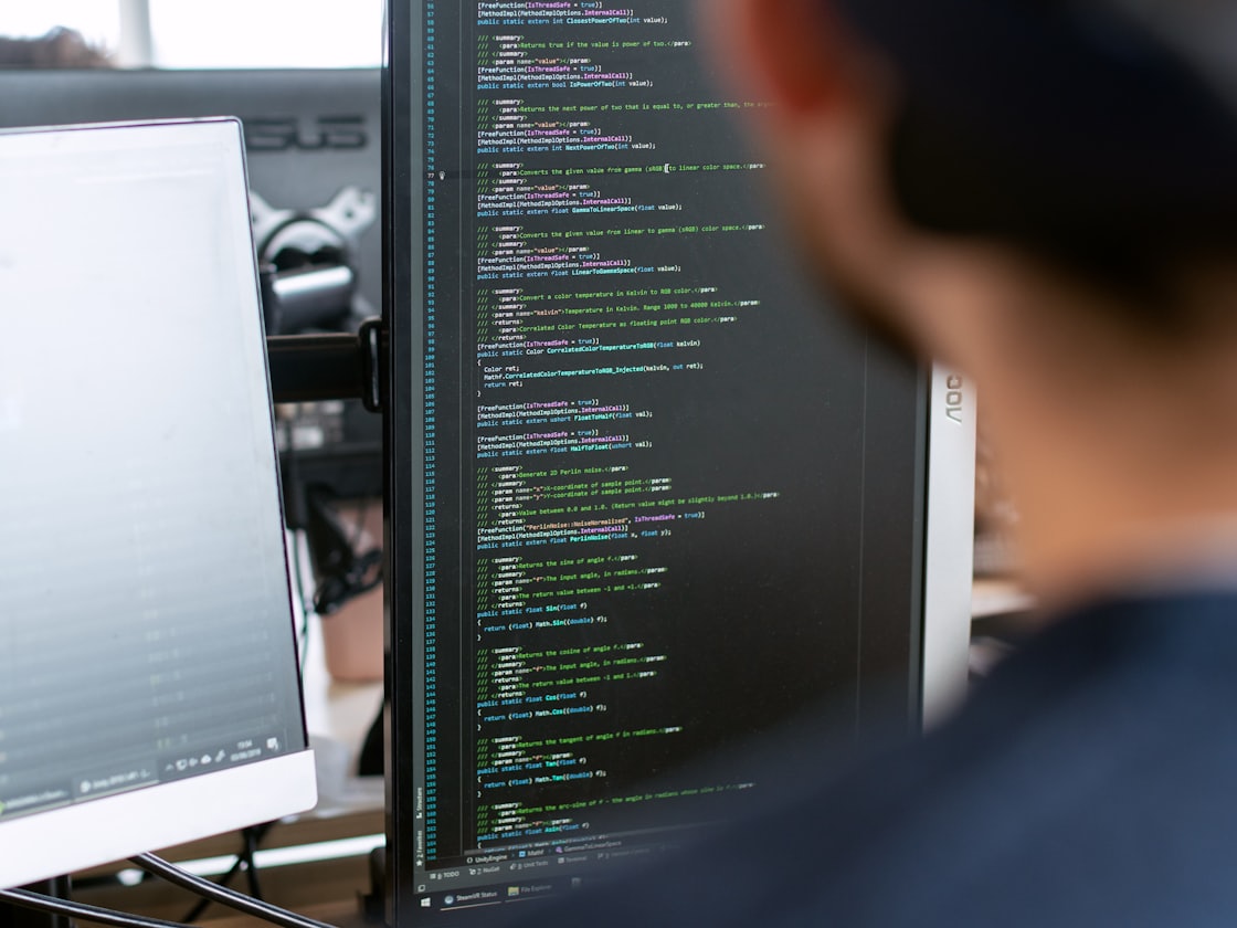 Persona trabajando con código en pantalla