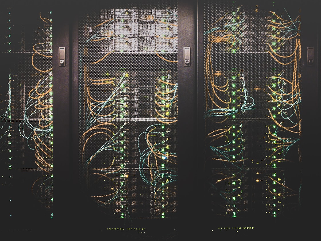 Servidores con cables de red en un centro de datos