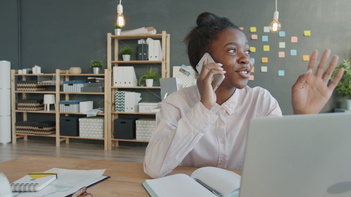 Profesional sonriente atendiendo una llamada en su negocio