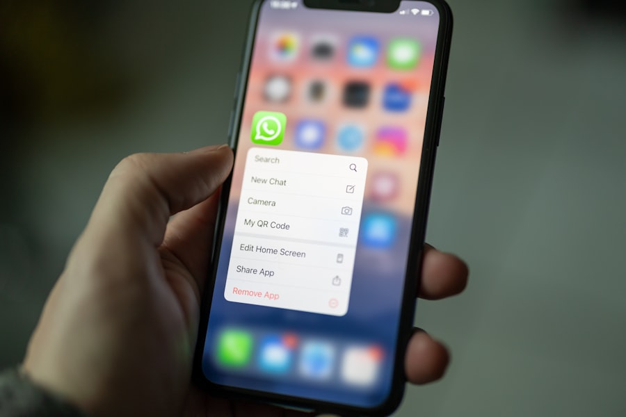 Móvil con la pantalla de WhatsApp abierta