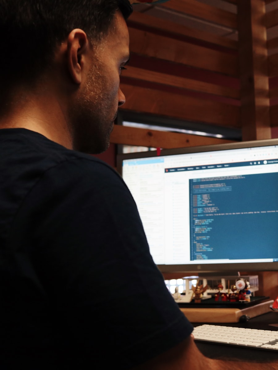 Persona diseñando una web en la pantalla de su ordenador
