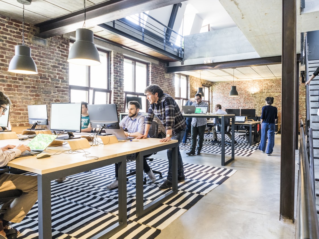Equipo de diseño trabajando en un estudio